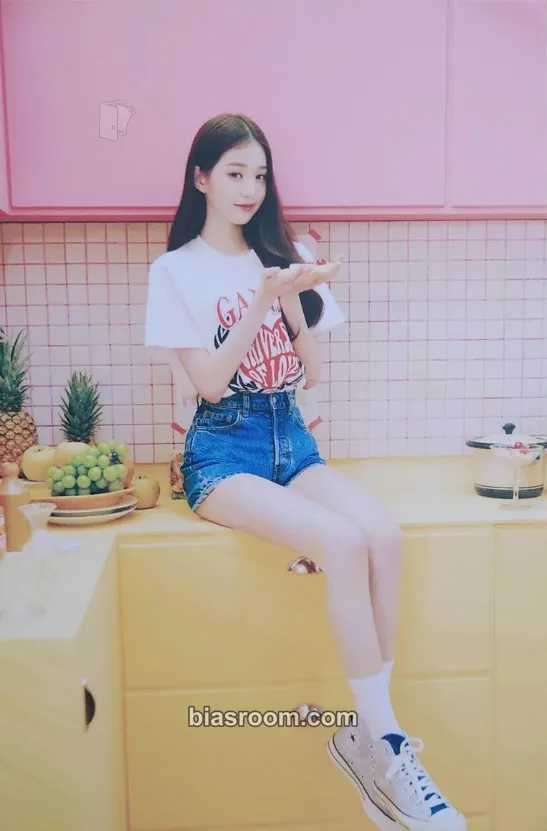 Wonyoung 2023 Season’s Greetings: READY, GET SET, IVE! Photocard - IVE - IVE K-pop photocard