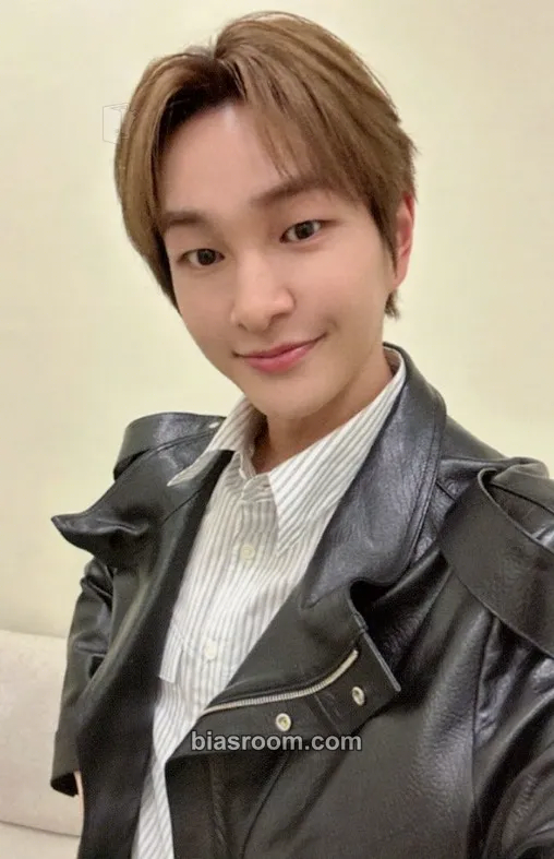 Onew SHINee WORLD VIII : THE INVERT - The Trilogy I Photocard - SHINee - SHINee K-pop photocard