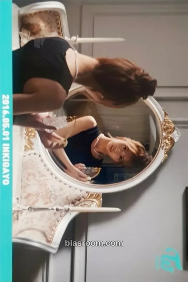 TWICE - Momo - PAGE TWO Album broadcast horizontal