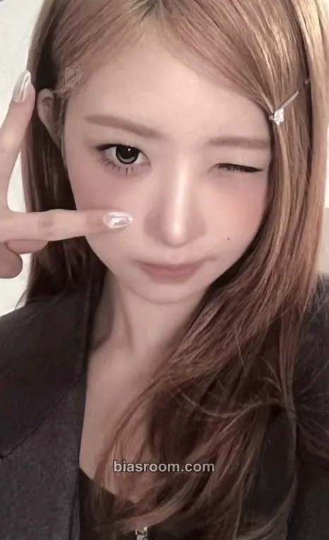 Rei Rei x LUNA Makeup Photocard - IVE - IVE K-pop photocard