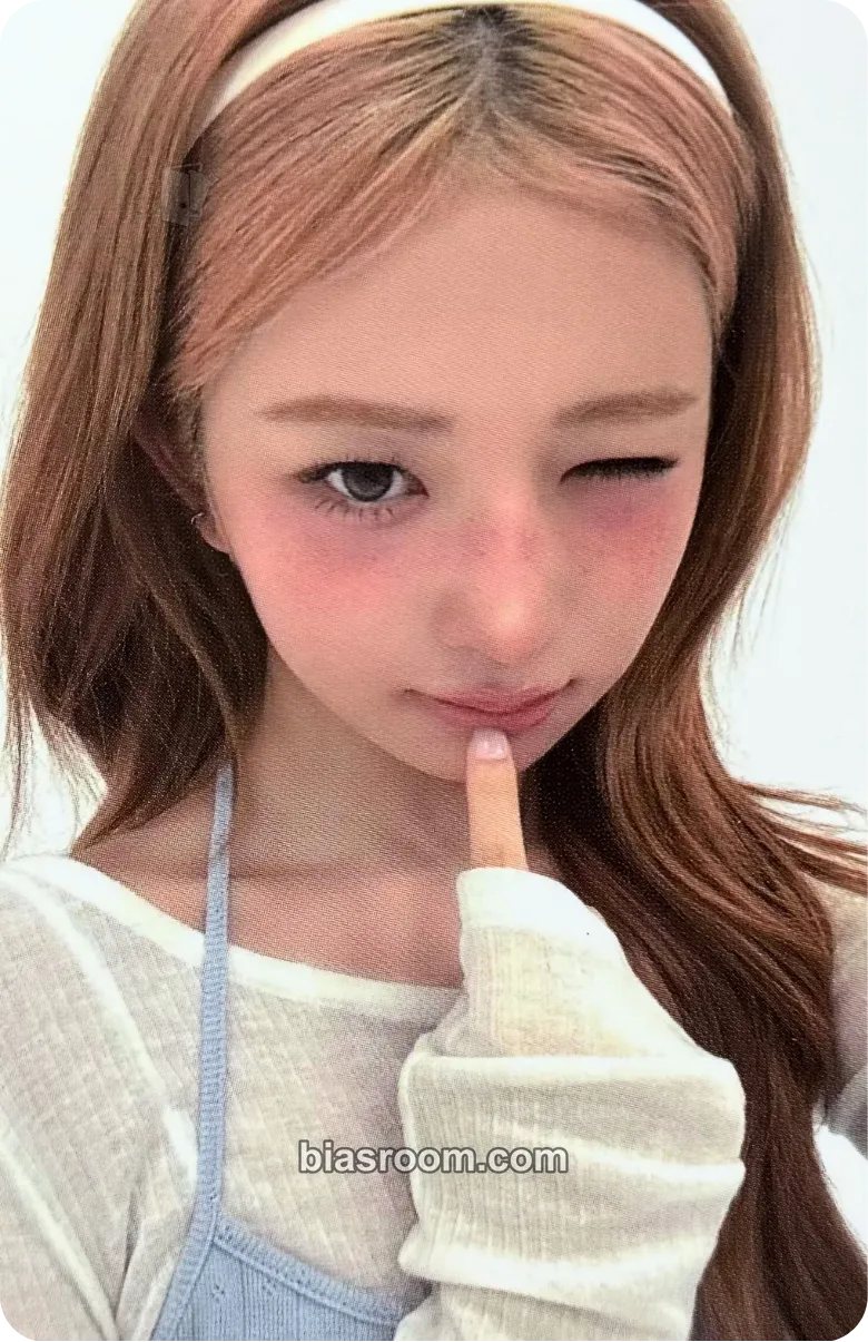Rei Rei x LUNA Makeup Photocard - IVE - IVE K-pop photocard
