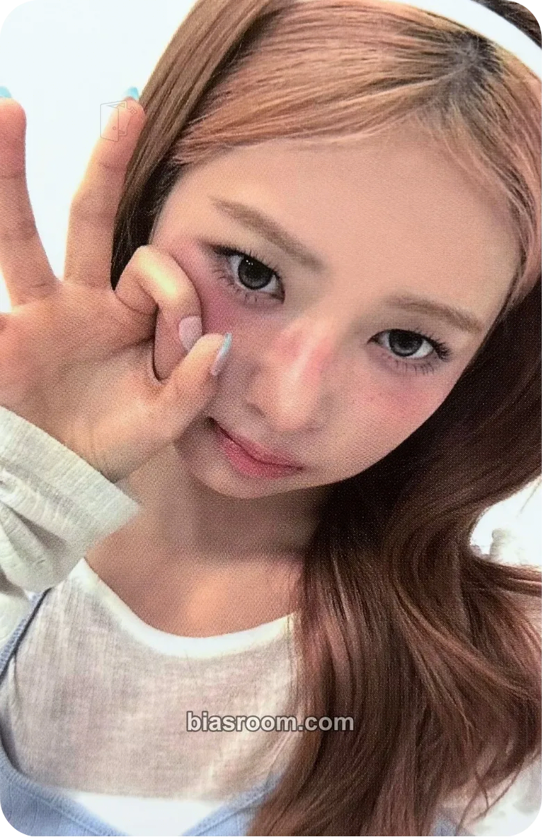 Rei Rei x LUNA Makeup Photocard - IVE - IVE K-pop photocard