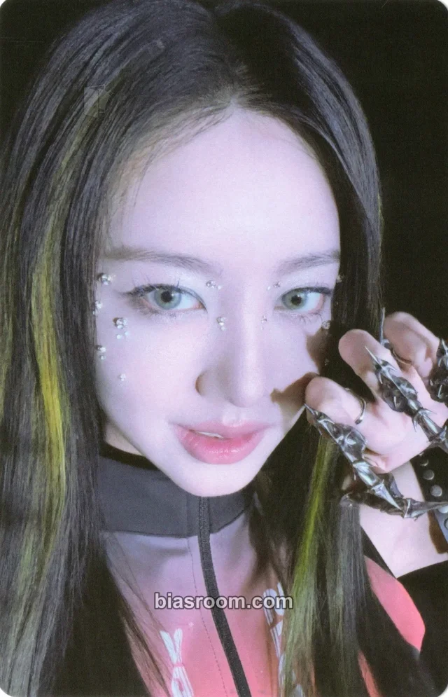 R.E.D - Qiana - 釉 (Glaze) Album album photocard A version