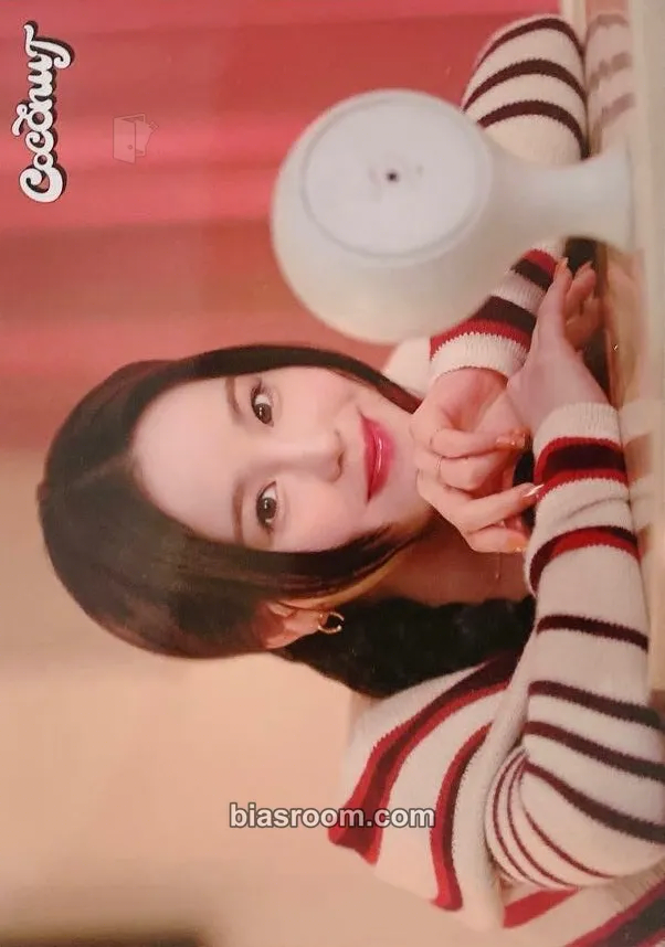 Mako “Coconut” official goods Photocard - NiziU - NiziU K-pop photocard