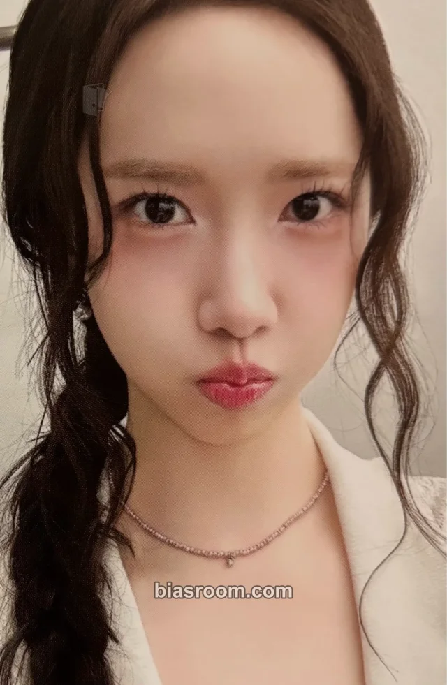 Girls' Generation - Yoona - Season's Greetings 2025 Other season's greetings photocard set