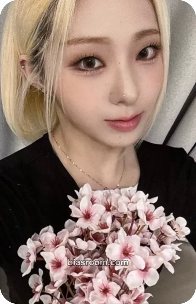 Chaerin ICHILLIN’ ICHILLIN' 2025 Season's Greetings 'Get Ready with Me' K-pop photocard