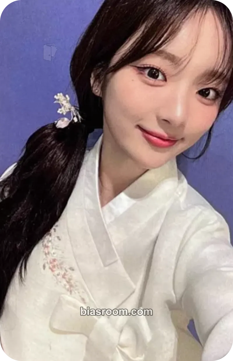 E.JI ICHILLIN' 2025 Season's Greetings 'Get Ready with Me' Photocard - ICHILLIN’ - ICHILLIN’ K-pop photocard