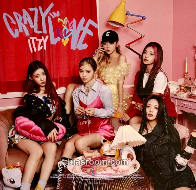ITZY - Crazy in Love Album album inclusion standard version photobook version first press only folded poster