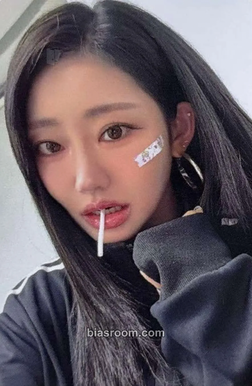 Julie Who Is She Photocard - KISS OF LIFE - KISS OF LIFE K-pop photocard