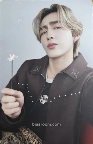 Heart Good Days Begin with BUS because of you i shine - 2026 Calendar Photocard - BUS - BUS K-pop photocard