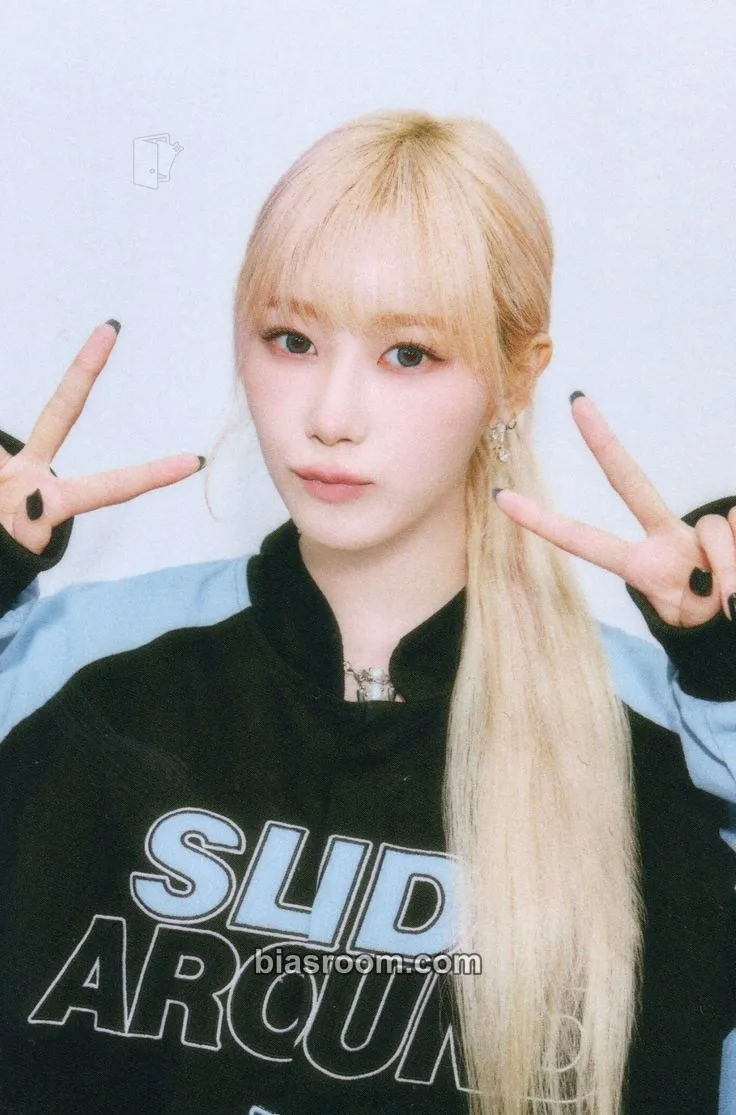Giselle Season's Greetings (2025) Photocard - aespa - aespa K-pop photocard