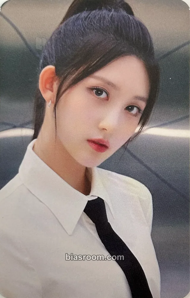 IVE - Gaeul - IVE The 1st World Tour : Show What I Have Event trading card random pack merch photocard