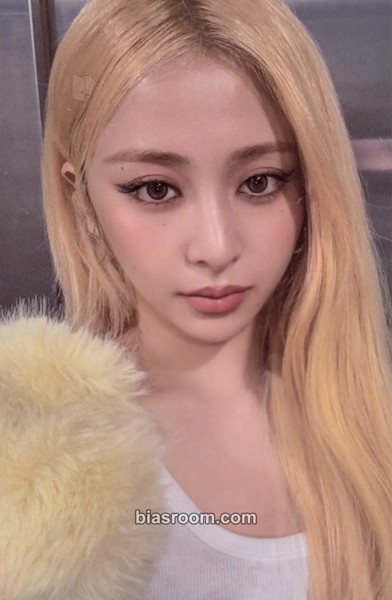 Huh Yunjin ICONIC BY MISTAKE Photocard - LE SSERAFIM - LE SSERAFIM K-pop photocard