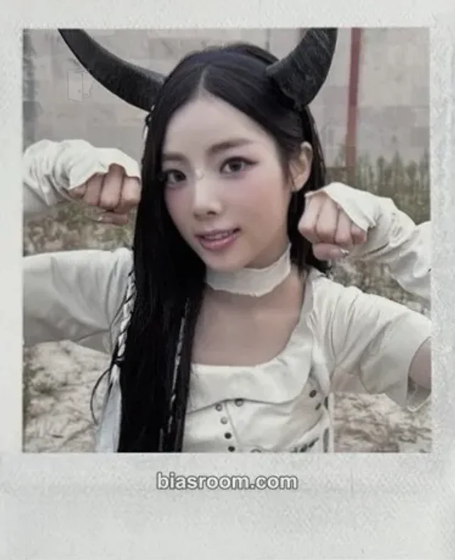 PURPLE KISS - Na Goeun - HEADWAY Album album inclusion polaroid
