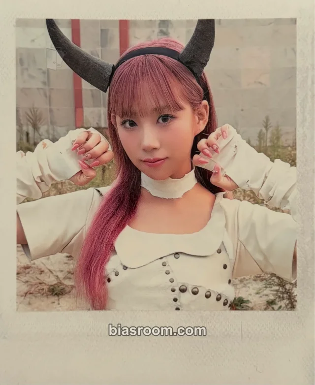 PURPLE KISS - Dosie - HEADWAY Album album inclusion polaroid