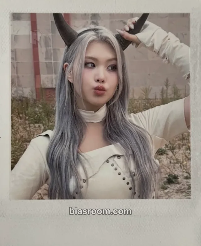 PURPLE KISS - Swan - HEADWAY Album album inclusion polaroid