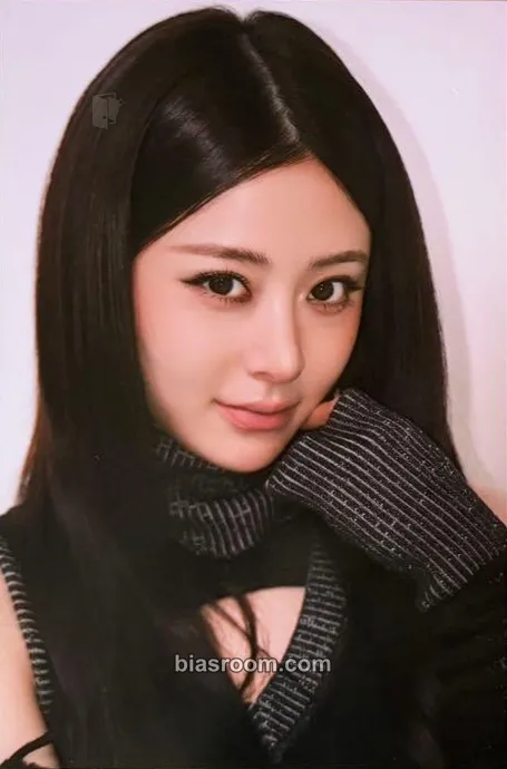 Huh Yunjin VR Concert: Invitation Photocard - LE SSERAFIM - LE SSERAFIM K-pop photocard
