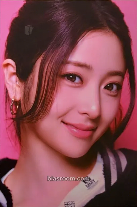 Huh Yunjin VR Concert: Invitation Photocard - LE SSERAFIM - LE SSERAFIM K-pop photocard