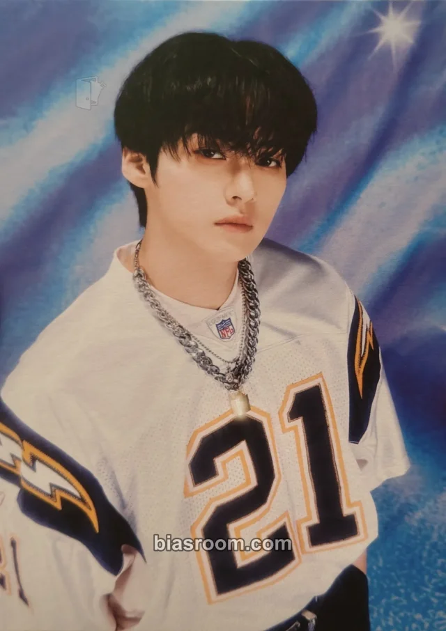 Stray Kids - Lee Know - 2025 Season's Greetings - The Street Kids Other apple music pob (pre-order benefit) postcard season's greetings supplemental