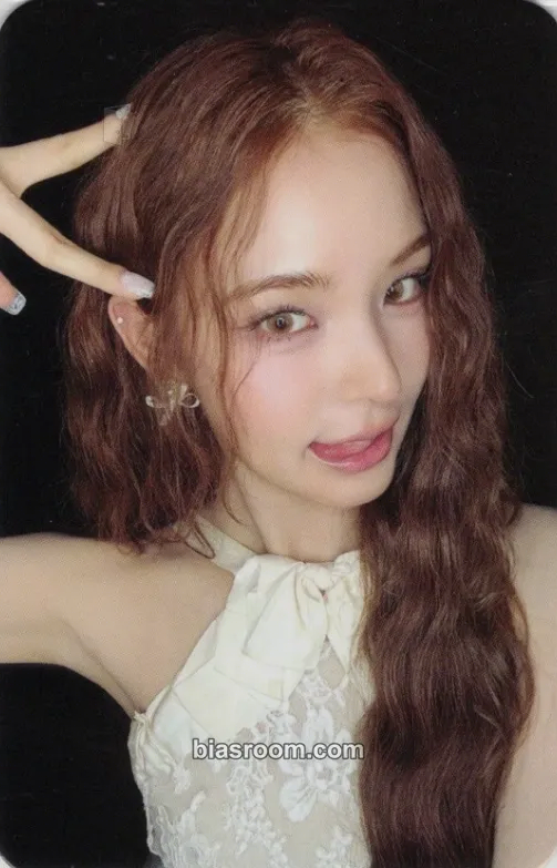 Mai Set The Tempo Photocard - izna - izna K-pop photocard