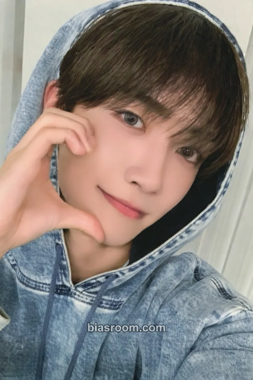Yunhu RAW AND RAD Photocard - NEWBEAT - NEWBEAT K-pop photocard