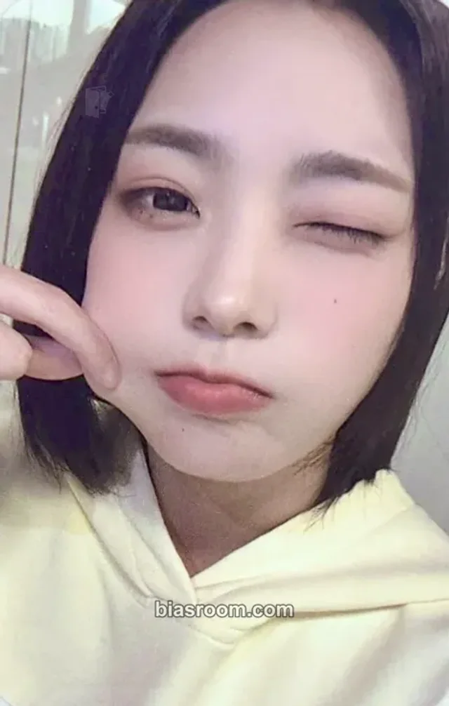 QWER - Siyeon - Algorithm's Blossom Album kpop store round 4 fansign