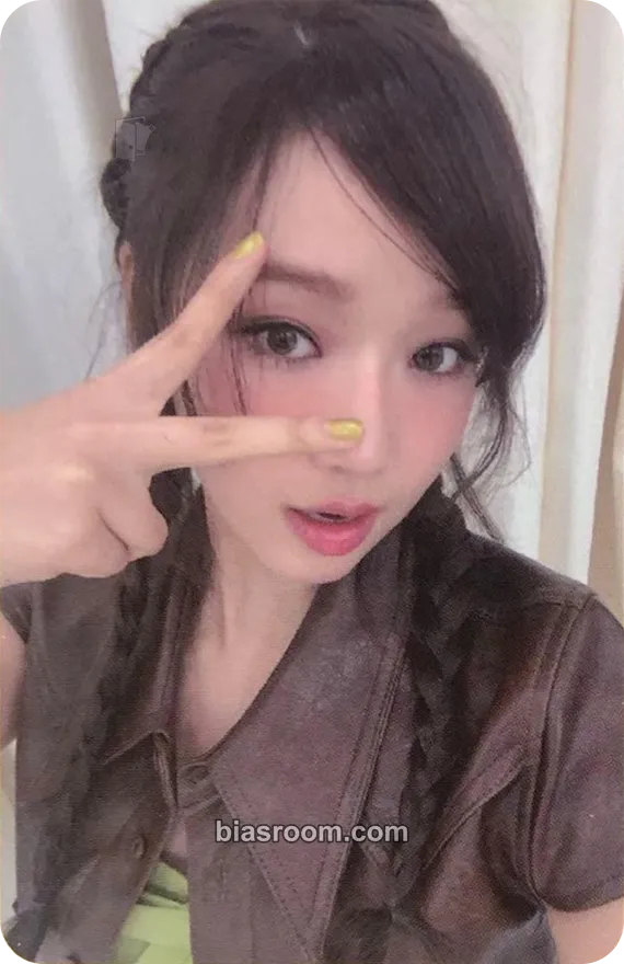 Choi Yoojung LOOP Photocard - I.O.I - I.O.I K-pop photocard