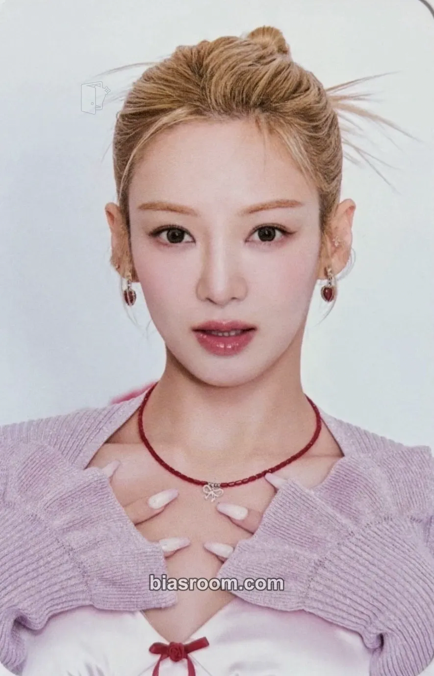 Hyoyeon Season's Greetings 2025 Photocard - Girls' Generation - Girls' Generation K-pop photocard