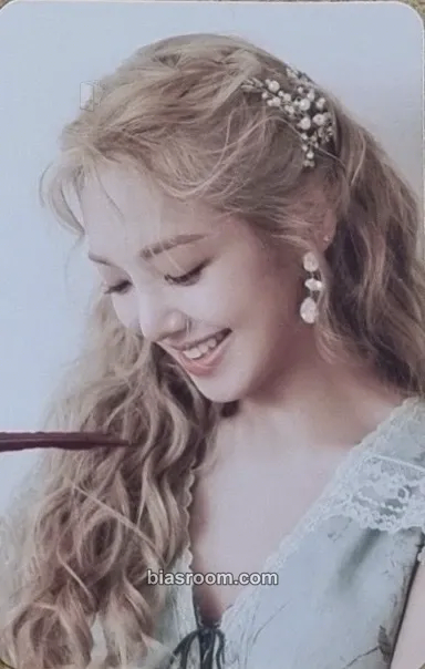 Hyoyeon Girl's Generation-Oh!GG-2022 Season's Greetings Photocard - Girls' Generation - Girls' Generation K-pop photocard