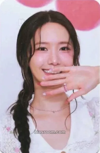 Yoona Season's Greetings 2025 Photocard - Girls' Generation - Girls' Generation K-pop photocard