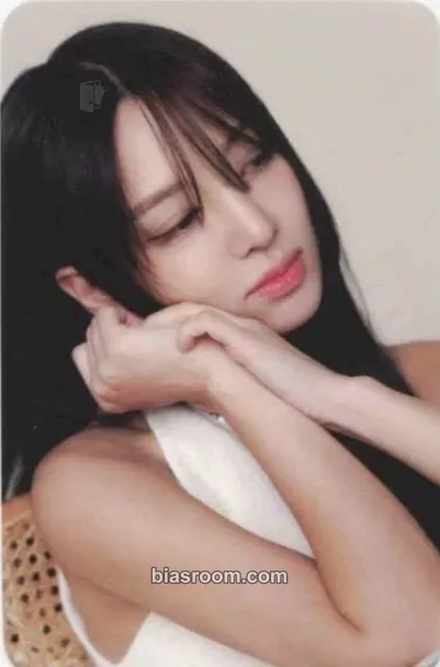 Hyoyeon Season's Greetings 2024 Photocard - Girls' Generation - Girls' Generation K-pop photocard