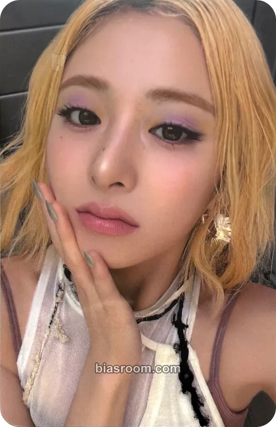 Huh Yunjin PUREFLOW pt.1 Photocard - LE SSERAFIM - LE SSERAFIM K-pop photocard