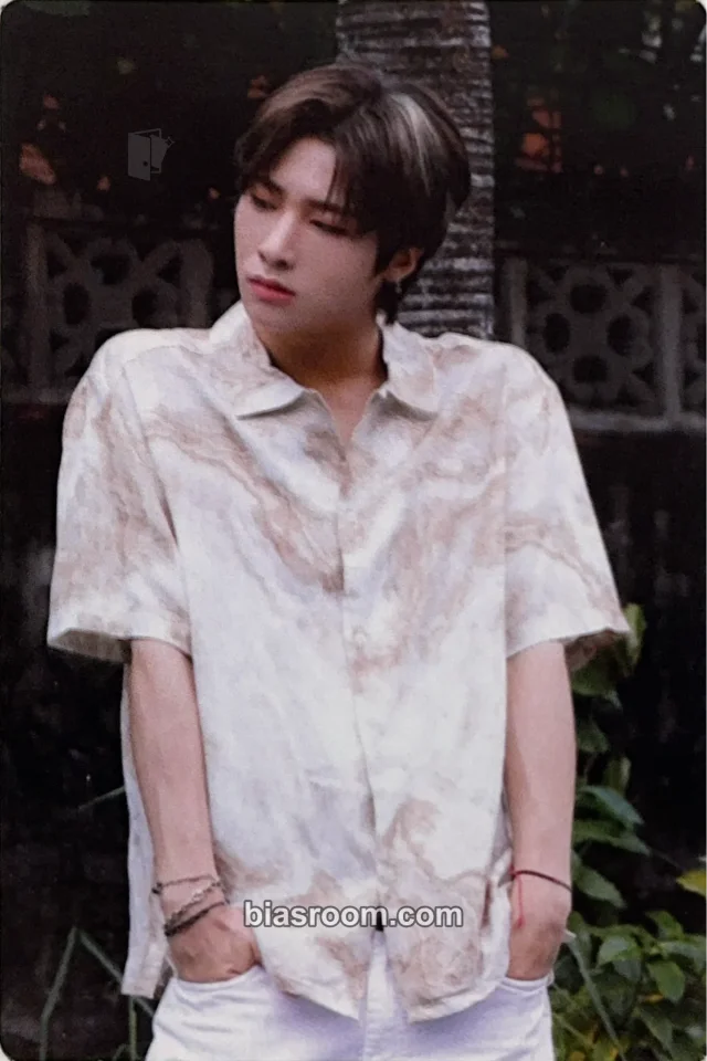 TAN - Jiseong - ESSEGE Album album photocard white version