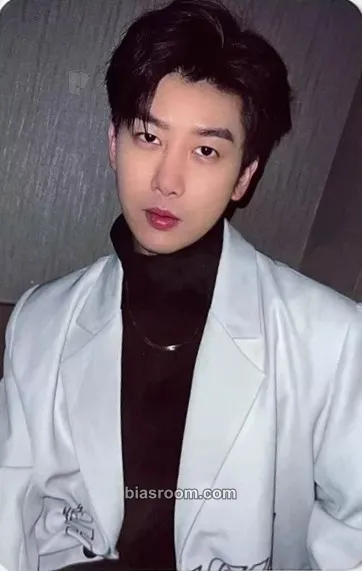 Yixuan Yuehua Entertainment Collector Cards Photocard - UNIQ - UNIQ K-pop photocard