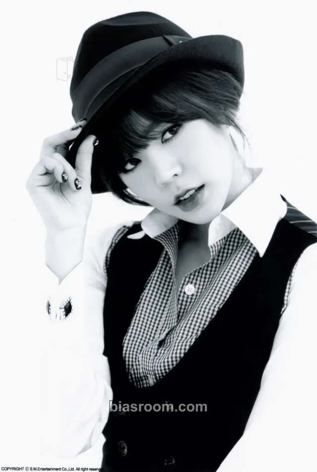 Girls' Generation - Sunny - Mr.Mr. Album B version large photocard EverySing pop-up store