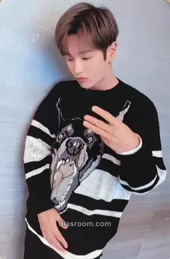 Wenhan Yuehua Entertainment Collector Cards Photocard - UNIQ - UNIQ K-pop photocard