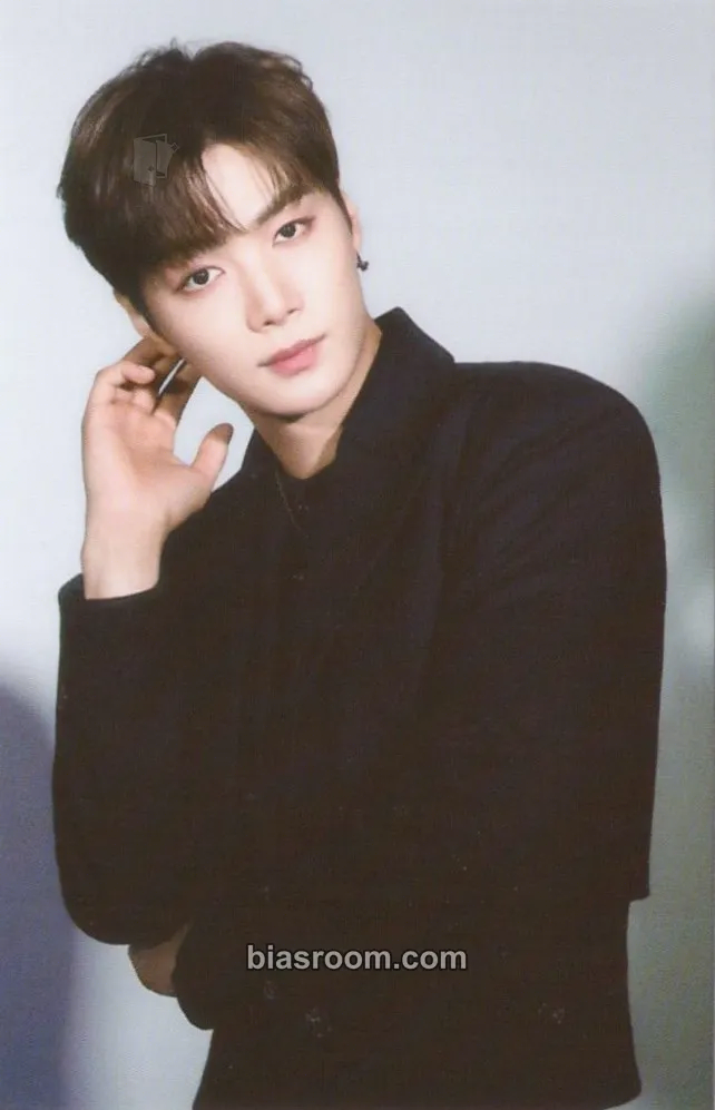 JR The Black Concert Photocard - NU'EST - NU'EST K-pop photocard