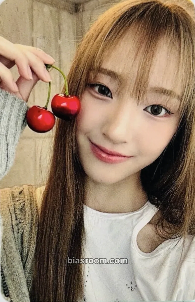 Yunha CURIOUS Photocard - UNIS - UNIS K-pop photocard