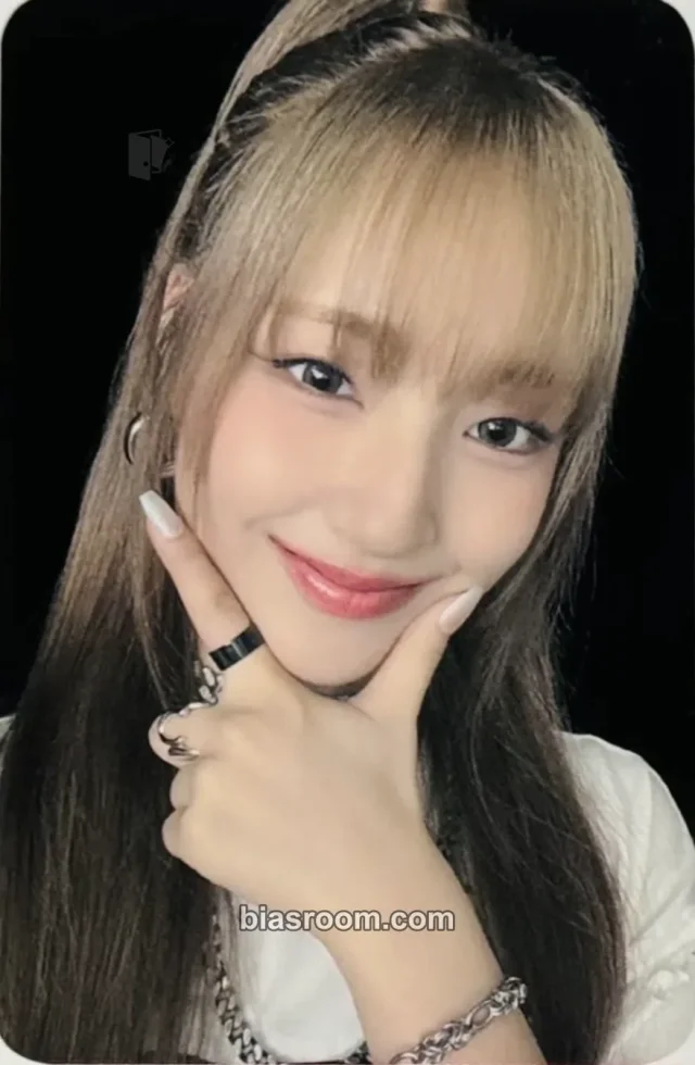 UNIS - Yunha - CURIOUS Album showcase jump up round 2