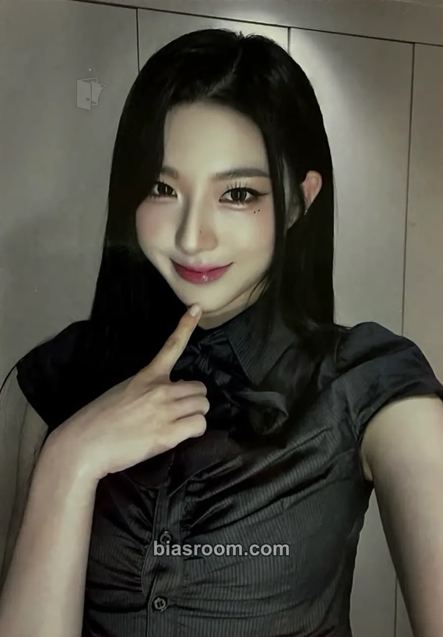 Xinyu 2024 HongKong Fanmeeting Photocard - tripleS - tripleS K-pop photocard