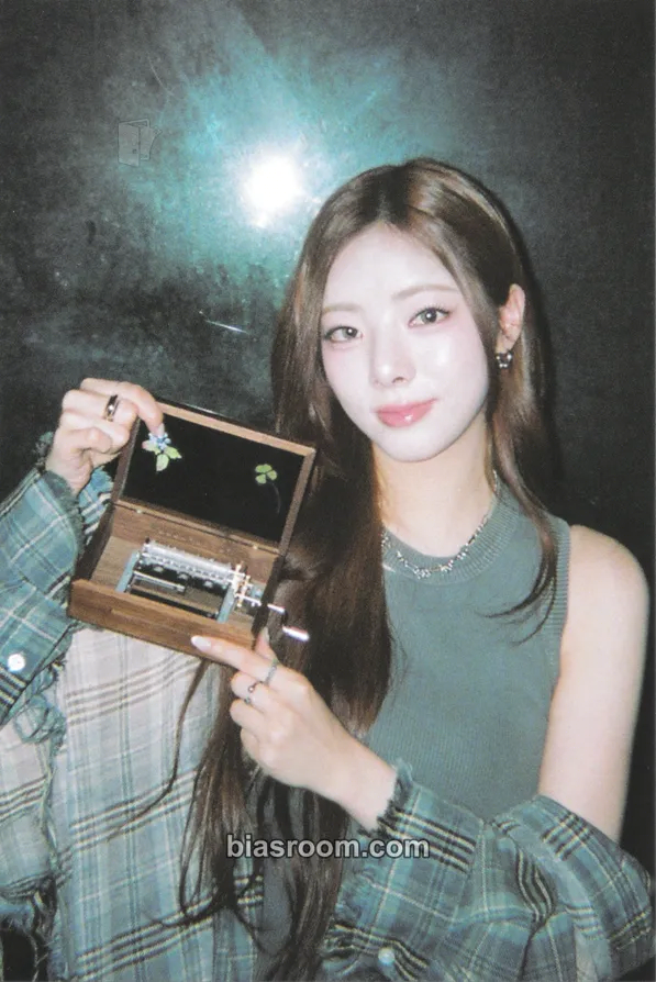 Na Goeun OUR NOW Photocard - PURPLE KISS - PURPLE KISS K-pop photocard