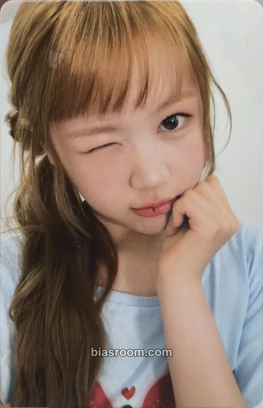 Ye-on Lemon Tang Photocard - Hearts2Hearts - Hearts2Hearts K-pop photocard