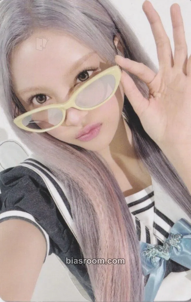 Carmen Lemon Tang Photocard - Hearts2Hearts - Hearts2Hearts K-pop photocard