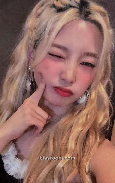 Yeonhee Flash Photocard - Rocket Punch - Rocket Punch K-pop photocard