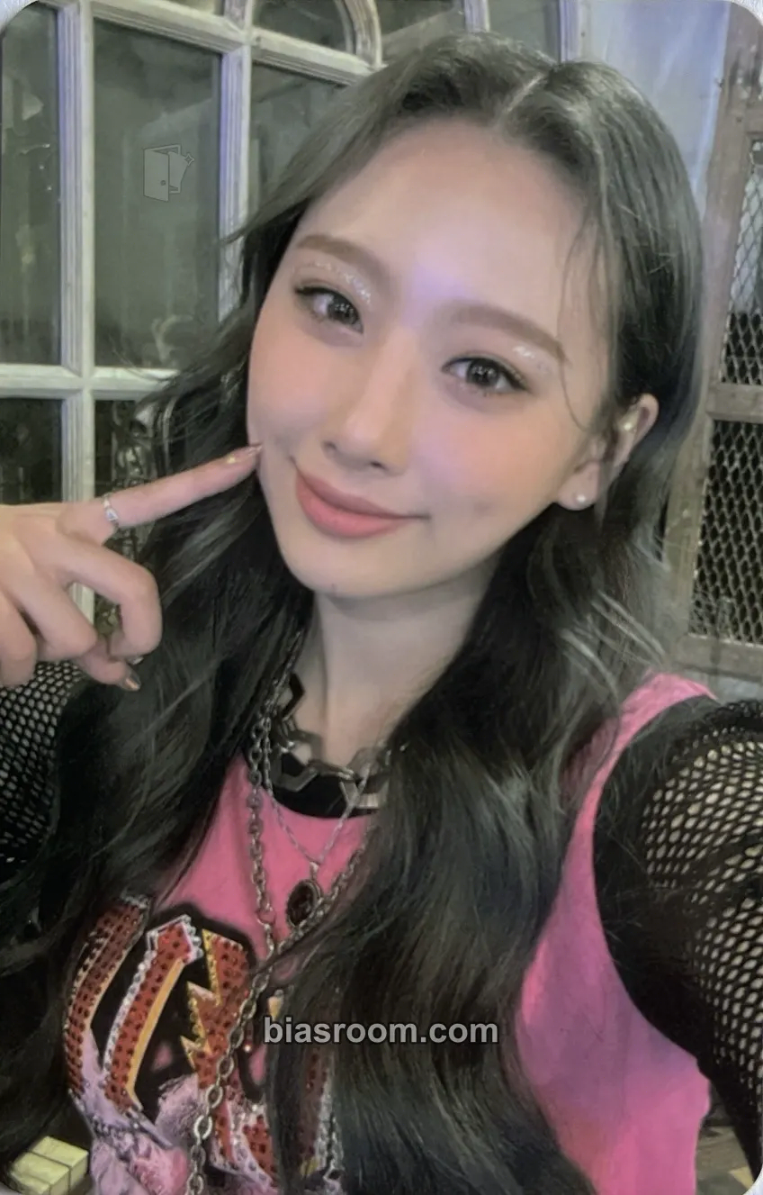 Yewon Icons Photocard - Hot Issue - Hot Issue K-pop photocard
