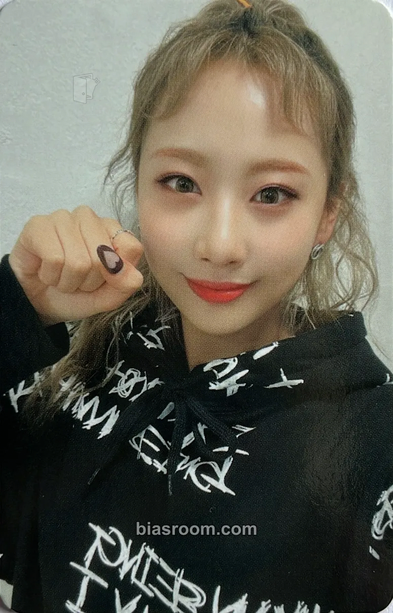 Yewon Icons Photocard - Hot Issue - Hot Issue K-pop photocard
