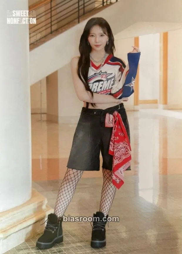 Mayuka “Sweet Nonfiction” official goods Photocard - NiziU - NiziU K-pop photocard