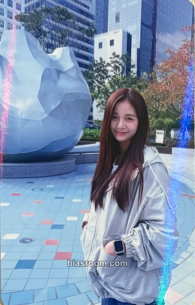 Kim Hyerim - Kim Hyerim - Kim Hyerim - VOICE POCA (2024 Mini calendar) Other may holographic (hologram) photocard calendar