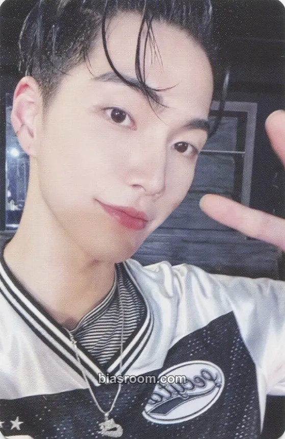 XngHan (ex. Seunghan) Get A Guitar Photocard - RIIZE - RIIZE K-pop photocard