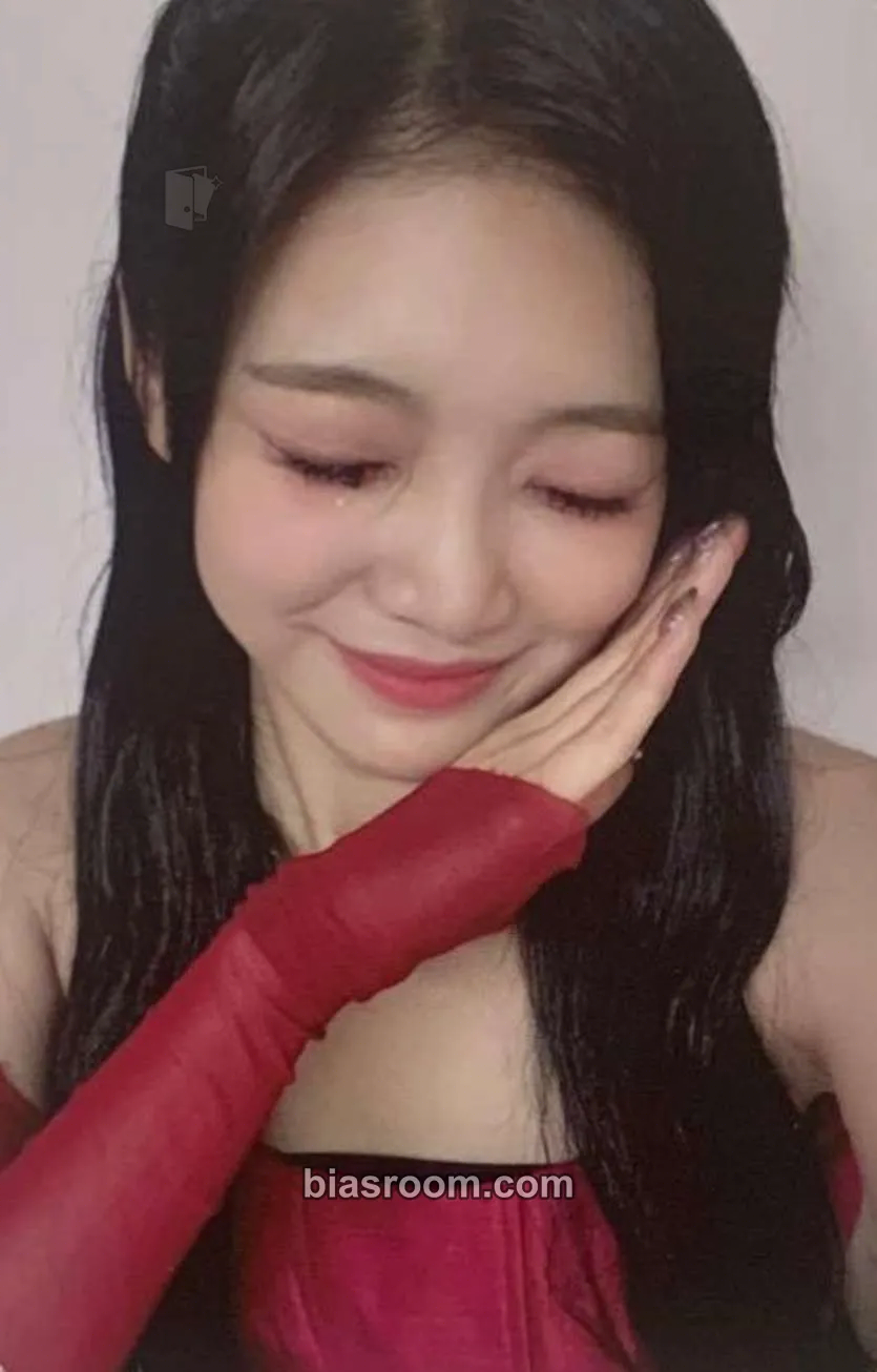EVERGLOW Photocard List & Collection Tracker | Bias Room